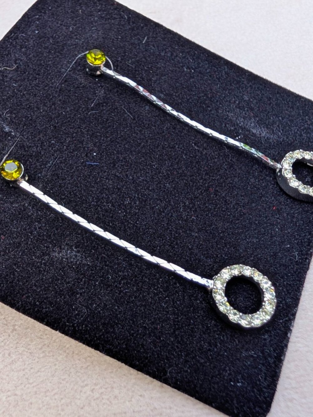 Vintage Dangle Earrings with green rhinestones - Picture 8 of 8